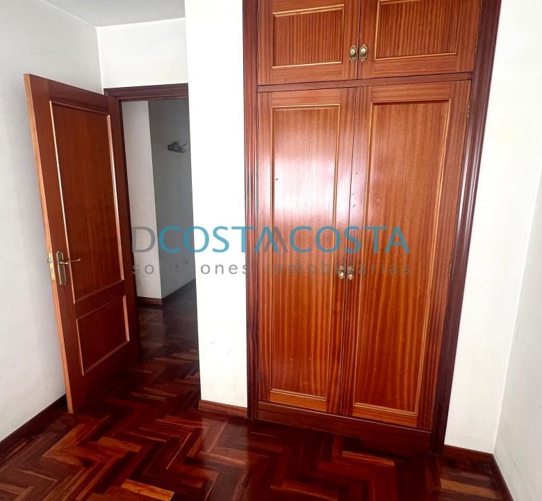 Se vende piso con terraza  al lado de la playa en Ramallosa, Nigrán