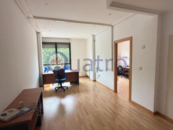 Oficina muy luminosa de 41 m2 con baño privado al lado de Santa Ana