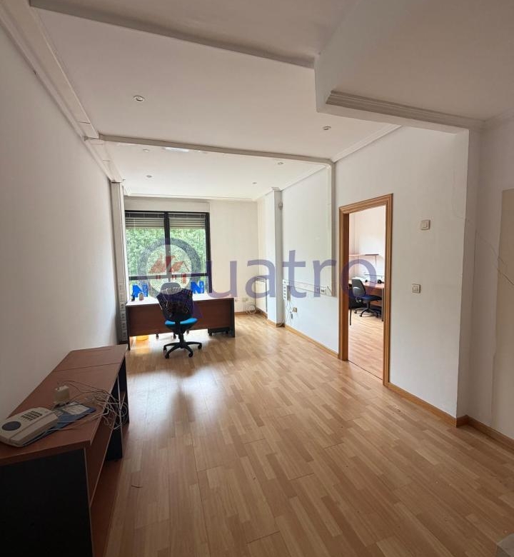 Oficina muy luminosa de 41 m2 con baño privado al lado de Santa Ana