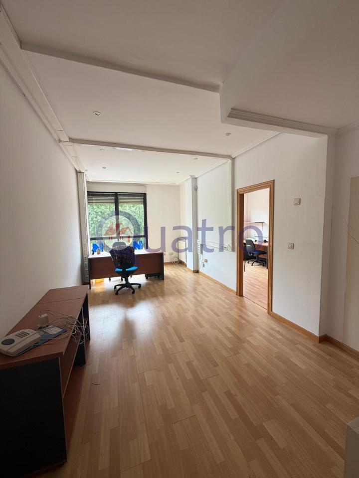 Oficina muy luminosa de 41 m2 con baño privado al lado de Santa Ana
