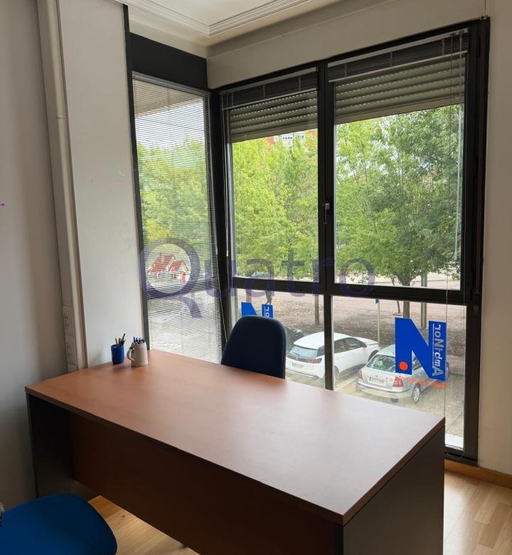 Oficina muy luminosa de 41 m2 con baño privado al lado de Santa Ana