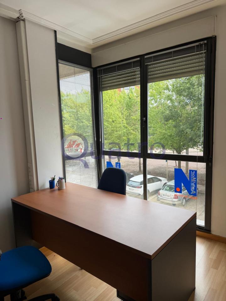 Oficina muy luminosa de 41 m2 con baño privado al lado de Santa Ana