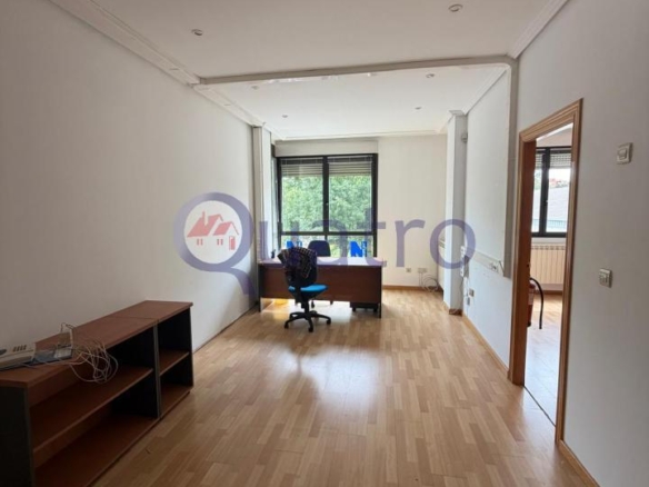 Oficina muy luminosa de 41 m2 con baño privado al lado de Santa Ana