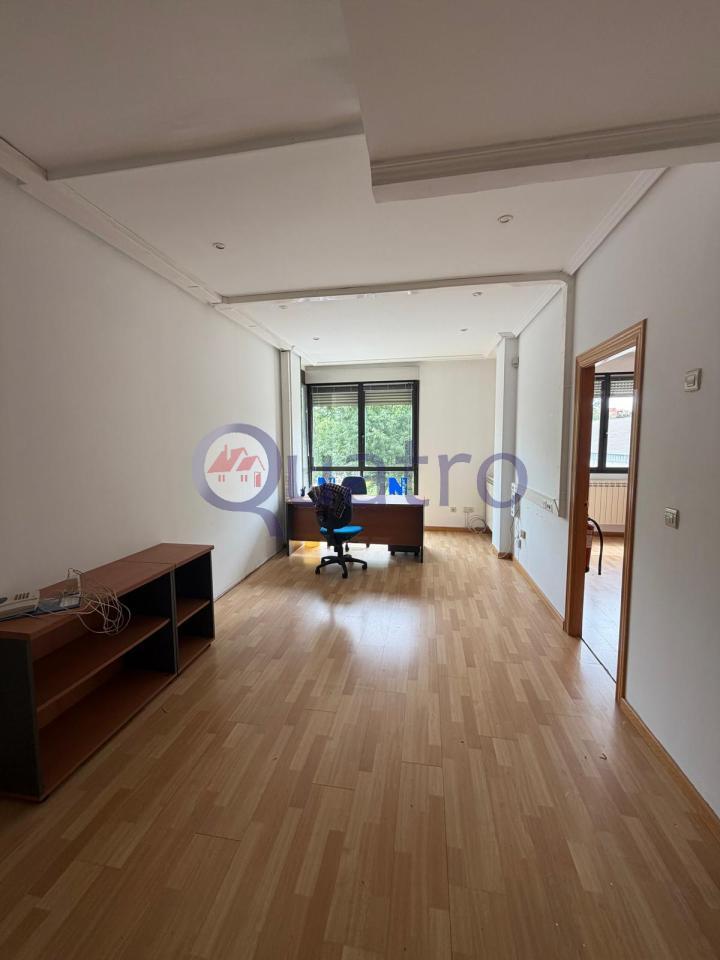 Oficina muy luminosa de 41 m2 con baño privado al lado de Santa Ana