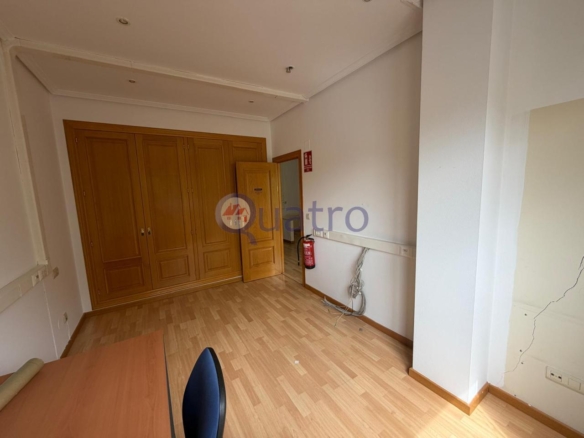 Oficina muy luminosa de 41 m2 con baño privado al lado de Santa Ana
