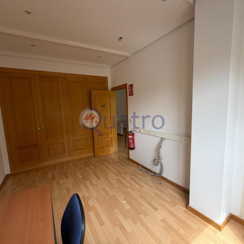 Oficina muy luminosa de 41 m2 con baño privado al lado de Santa Ana