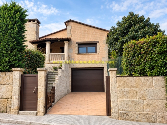 CHALET DE 202 M2.,  UBICADO EN LA URBANIZACIÓN POUSA DO BISPO