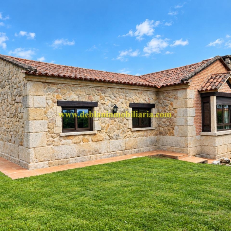 CHALET DE 202 M2.,  UBICADO EN LA URBANIZACIÓN POUSA DO BISPO
