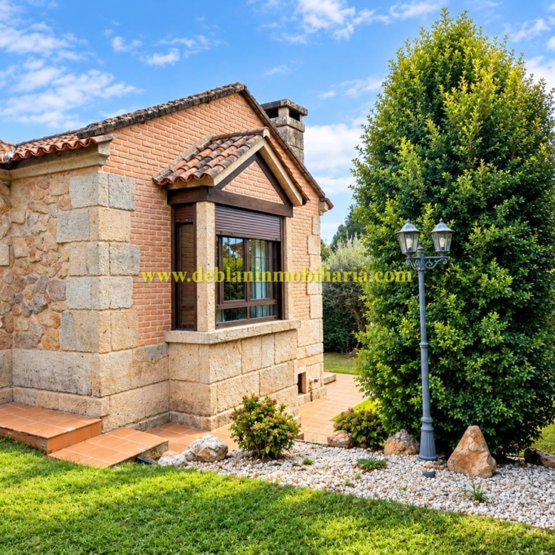 CHALET DE 202 M2.,  UBICADO EN LA URBANIZACIÓN POUSA DO BISPO