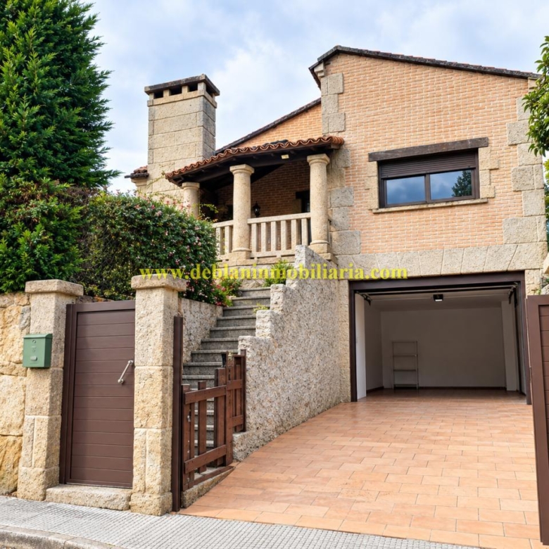 CHALET DE 202 M2.,  UBICADO EN LA URBANIZACIÓN POUSA DO BISPO
