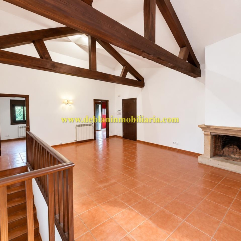 CHALET DE 202 M2.,  UBICADO EN LA URBANIZACIÓN POUSA DO BISPO