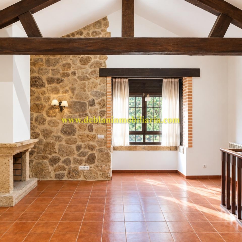 CHALET DE 202 M2.,  UBICADO EN LA URBANIZACIÓN POUSA DO BISPO