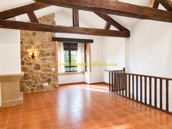 CHALET DE 202 M2.,  UBICADO EN LA URBANIZACIÓN POUSA DO BISPO
