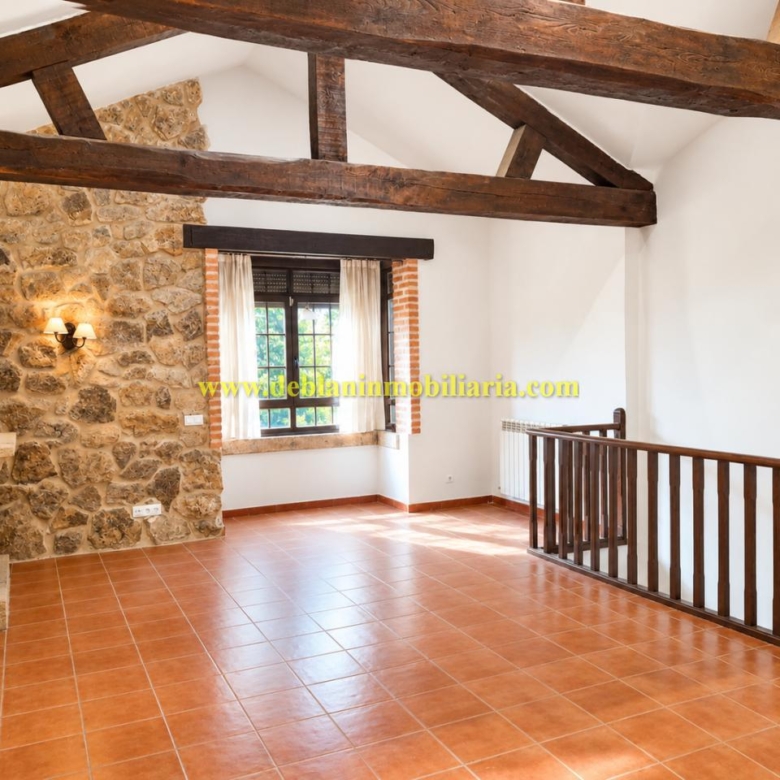 CHALET DE 202 M2.,  UBICADO EN LA URBANIZACIÓN POUSA DO BISPO