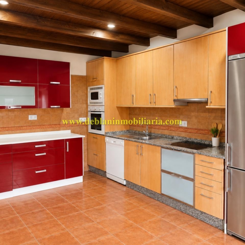 CHALET DE 202 M2.,  UBICADO EN LA URBANIZACIÓN POUSA DO BISPO
