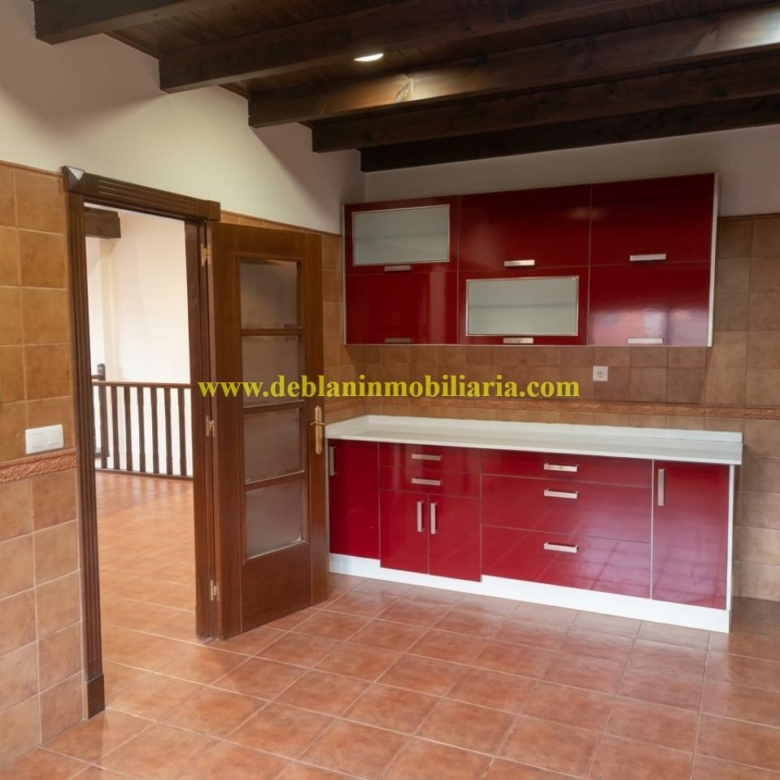 CHALET DE 202 M2.,  UBICADO EN LA URBANIZACIÓN POUSA DO BISPO