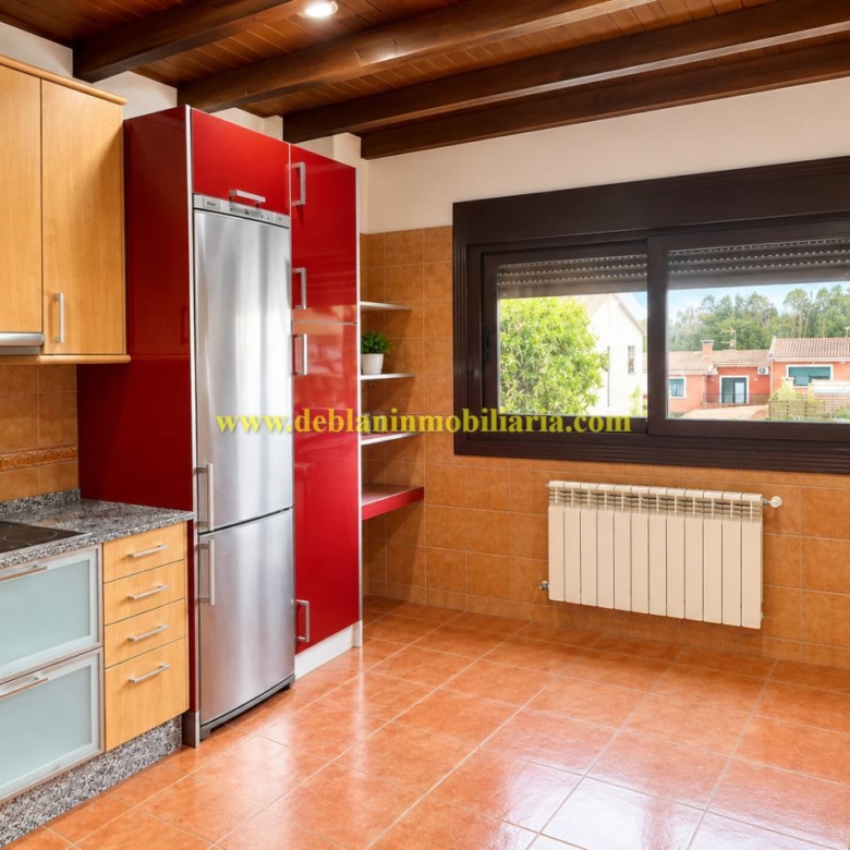 CHALET DE 202 M2.,  UBICADO EN LA URBANIZACIÓN POUSA DO BISPO