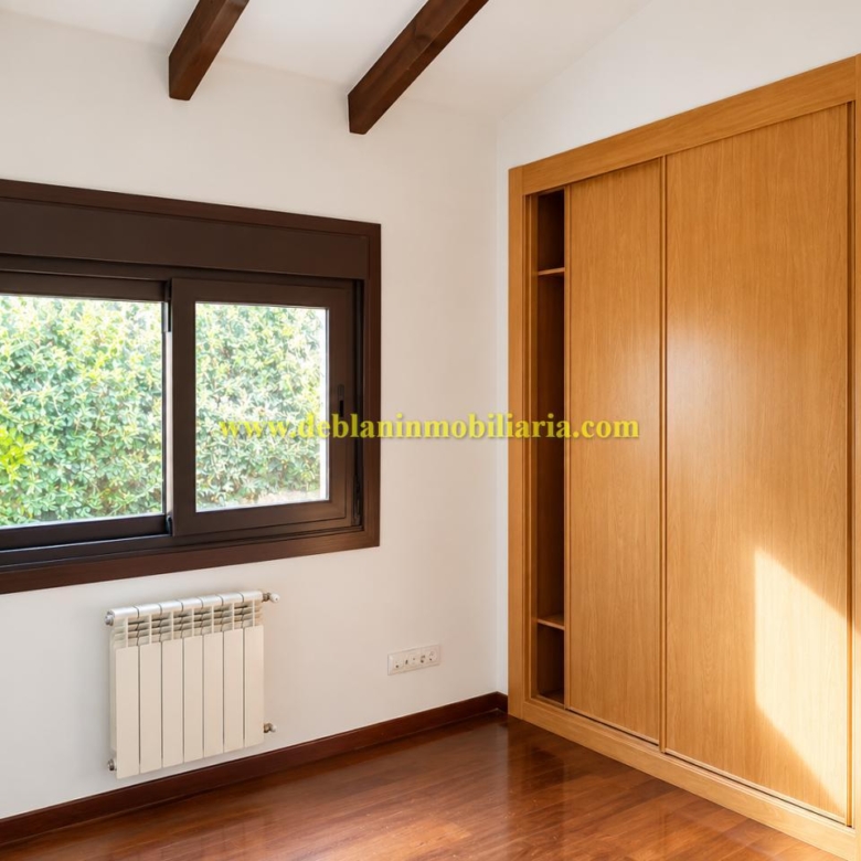 CHALET DE 202 M2.,  UBICADO EN LA URBANIZACIÓN POUSA DO BISPO