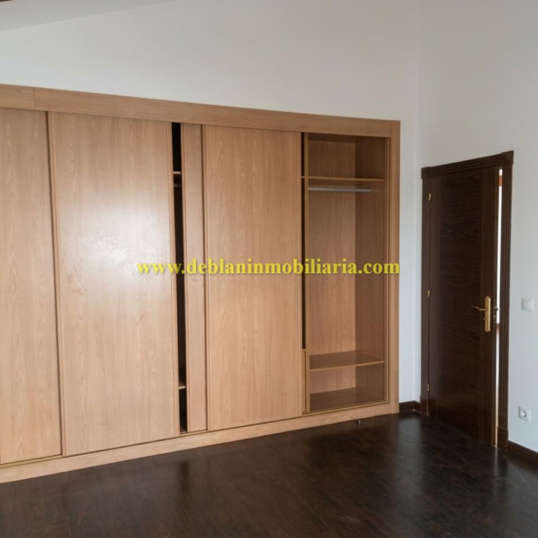 CHALET DE 202 M2.,  UBICADO EN LA URBANIZACIÓN POUSA DO BISPO