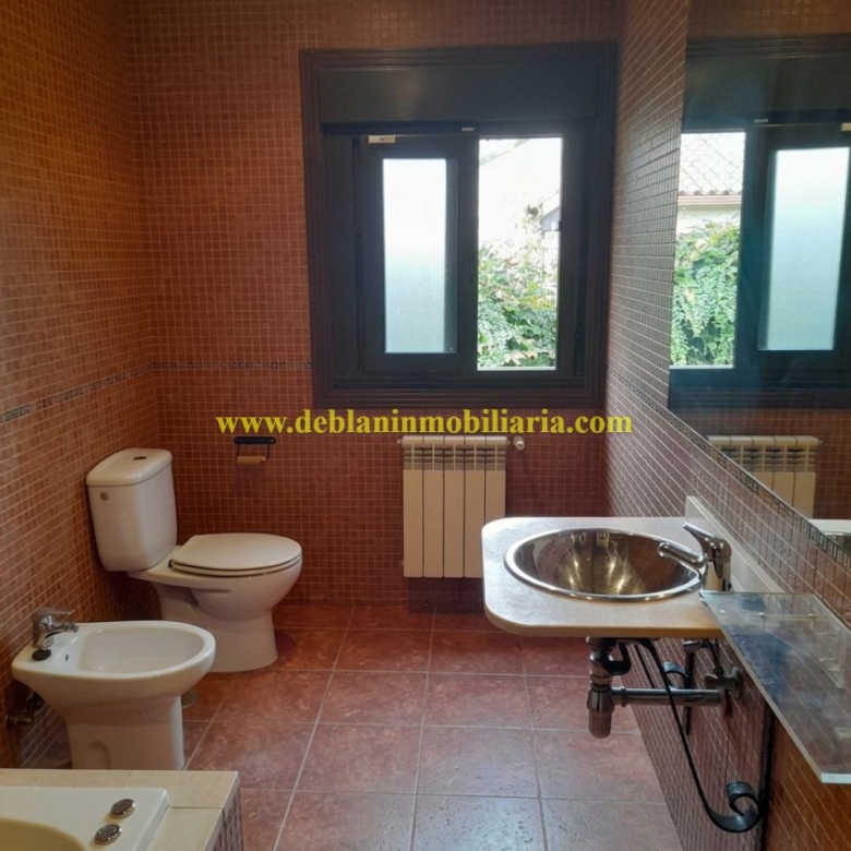 CHALET DE 202 M2.,  UBICADO EN LA URBANIZACIÓN POUSA DO BISPO