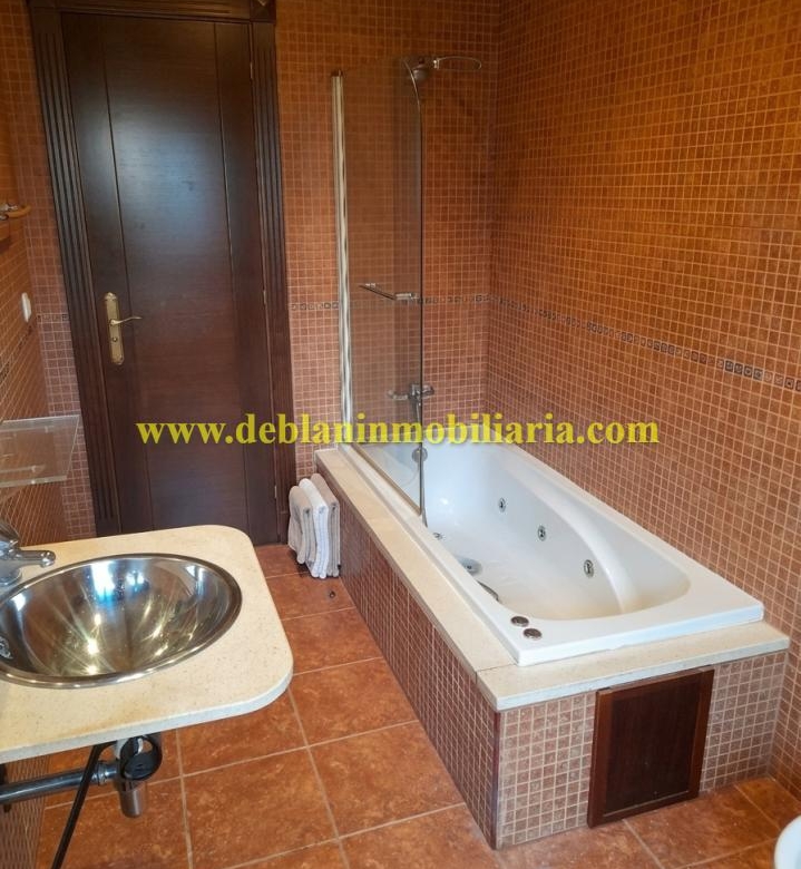 CHALET DE 202 M2.,  UBICADO EN LA URBANIZACIÓN POUSA DO BISPO
