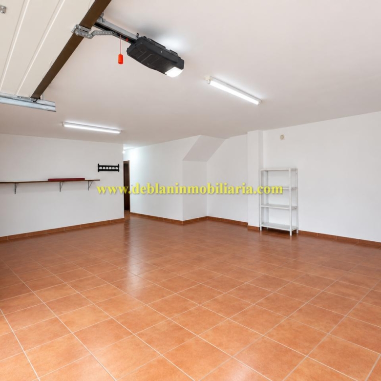 CHALET DE 202 M2.,  UBICADO EN LA URBANIZACIÓN POUSA DO BISPO