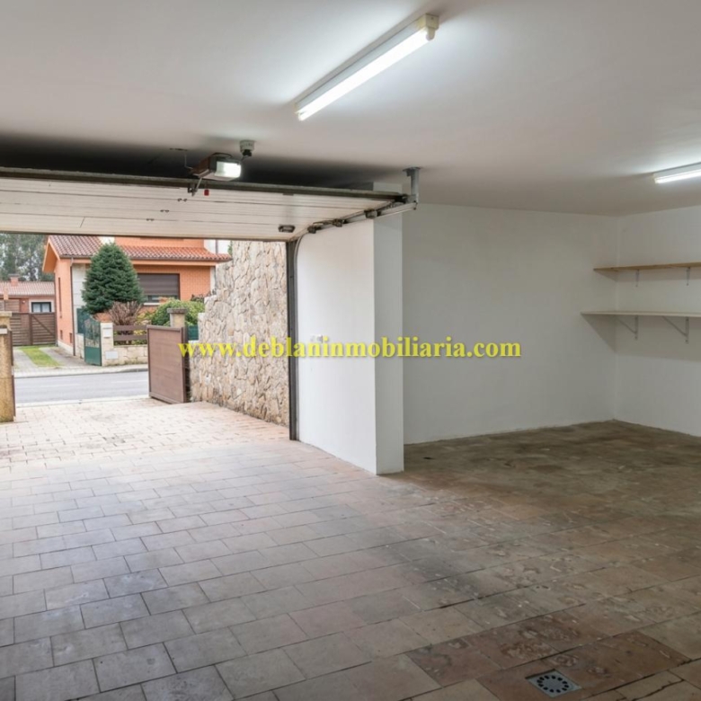 CHALET DE 202 M2.,  UBICADO EN LA URBANIZACIÓN POUSA DO BISPO