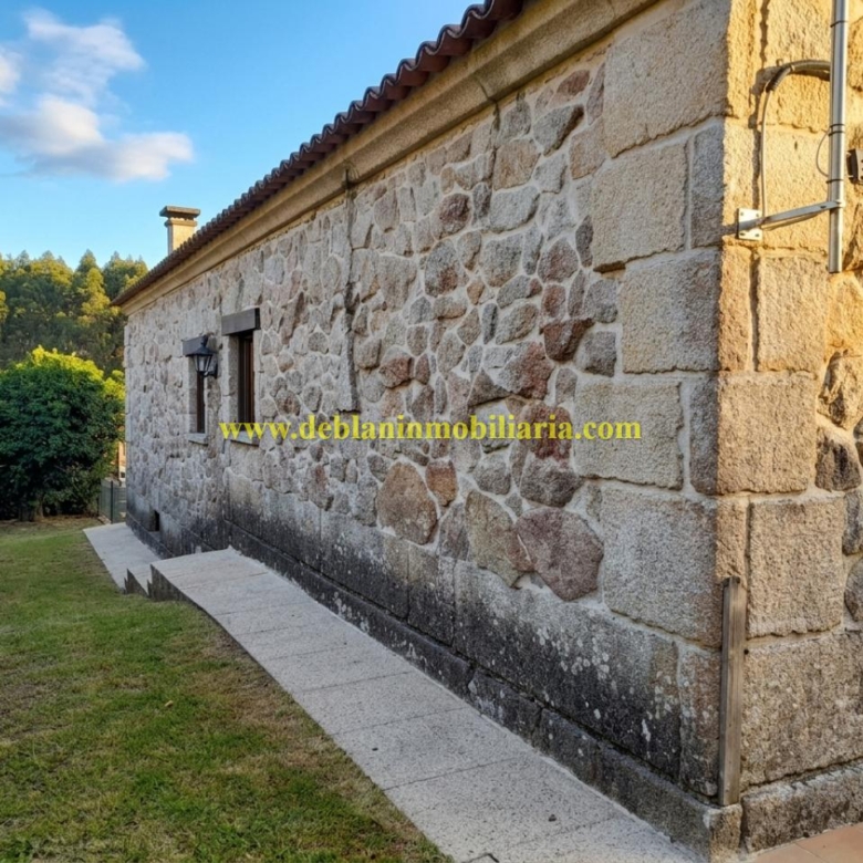 CHALET DE 202 M2.,  UBICADO EN LA URBANIZACIÓN POUSA DO BISPO