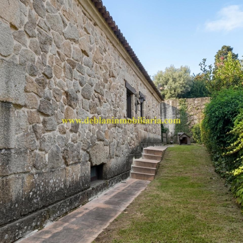 CHALET DE 202 M2.,  UBICADO EN LA URBANIZACIÓN POUSA DO BISPO
