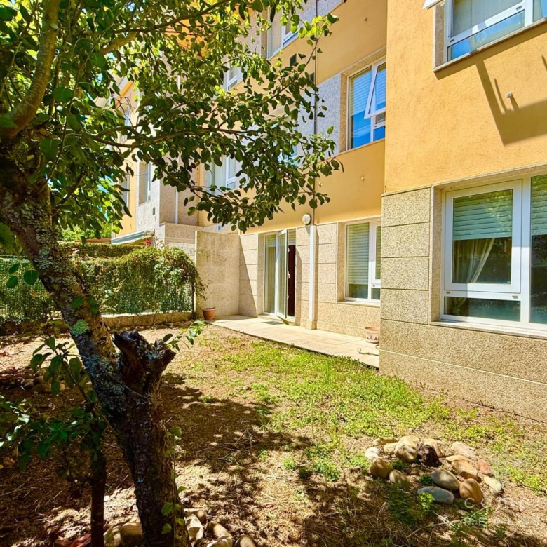 Jardín y terraza propios de la vivienda