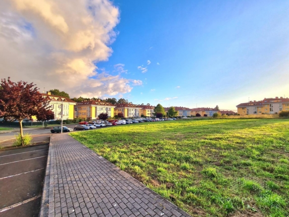 Jardín y terraza propios de la vivienda