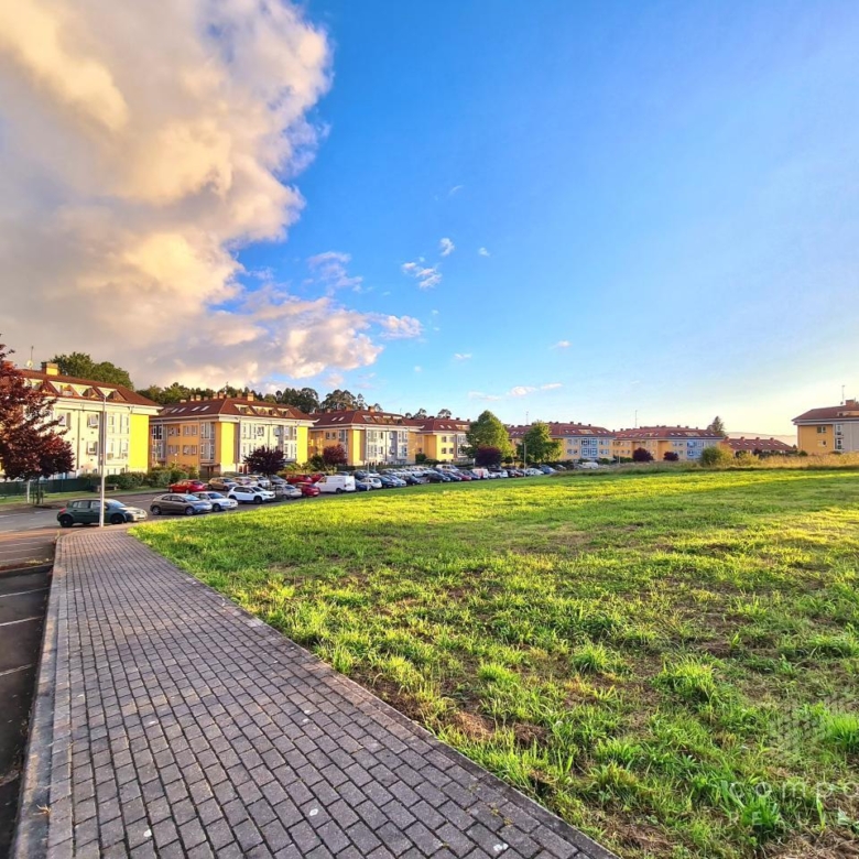 Jardín y terraza propios de la vivienda