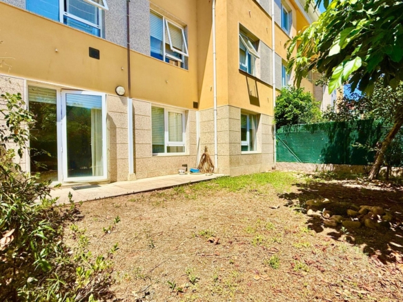 Jardín y terraza propios de la vivienda