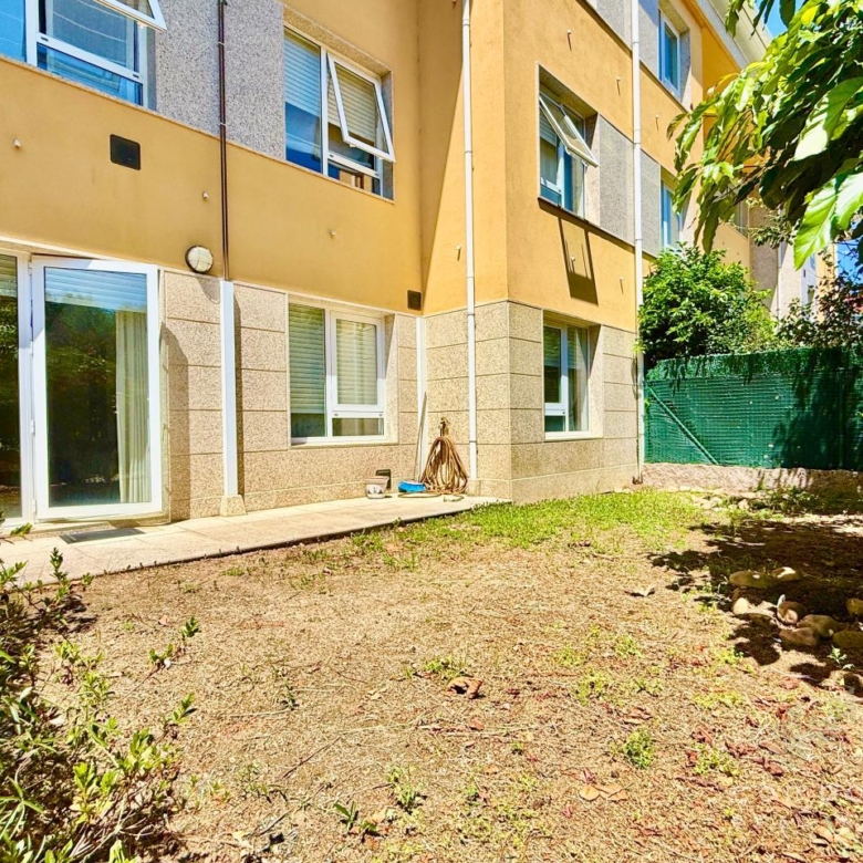 Jardín y terraza propios de la vivienda