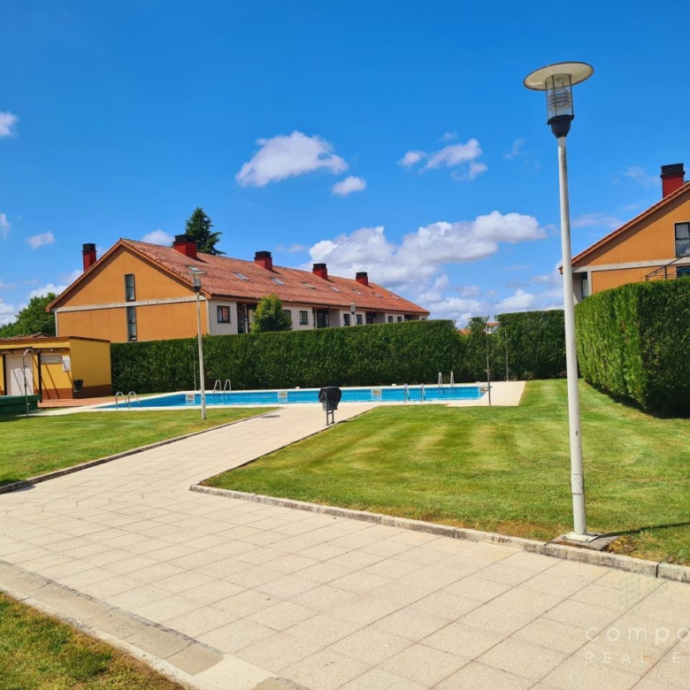 Jardín y terraza propios de la vivienda