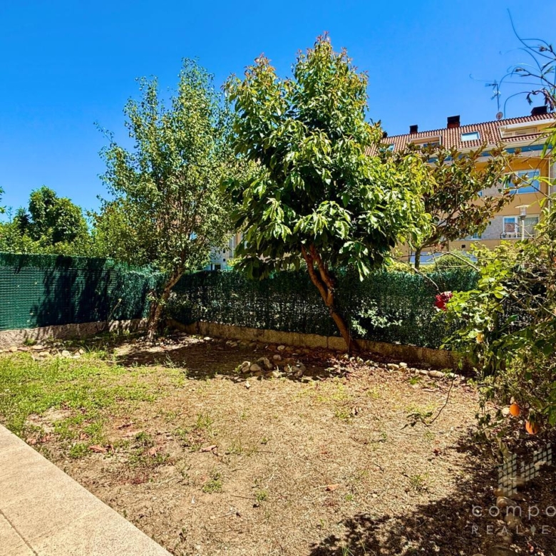 Jardín y terraza propios de la vivienda