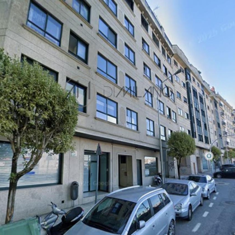 Local comercial de 225 m2 en Xulián Estévez