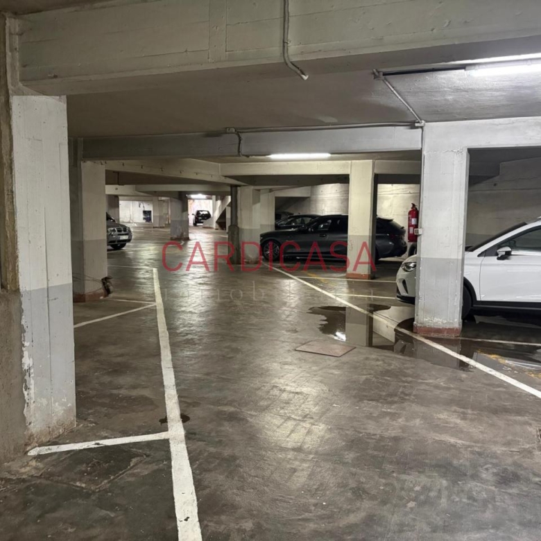 Plaza indicada para coche pequeño o moto.
