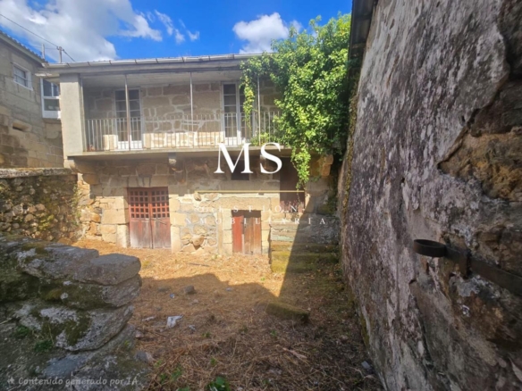 Casa de piedra de 1902 para rehabilitar en Ribadavia, con galería y vistas al río Miño