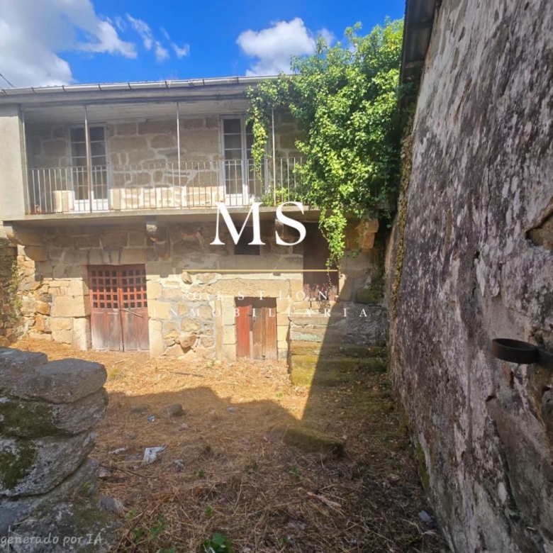Casa de piedra de 1902 para rehabilitar en Ribadavia, con galería y vistas al río Miño