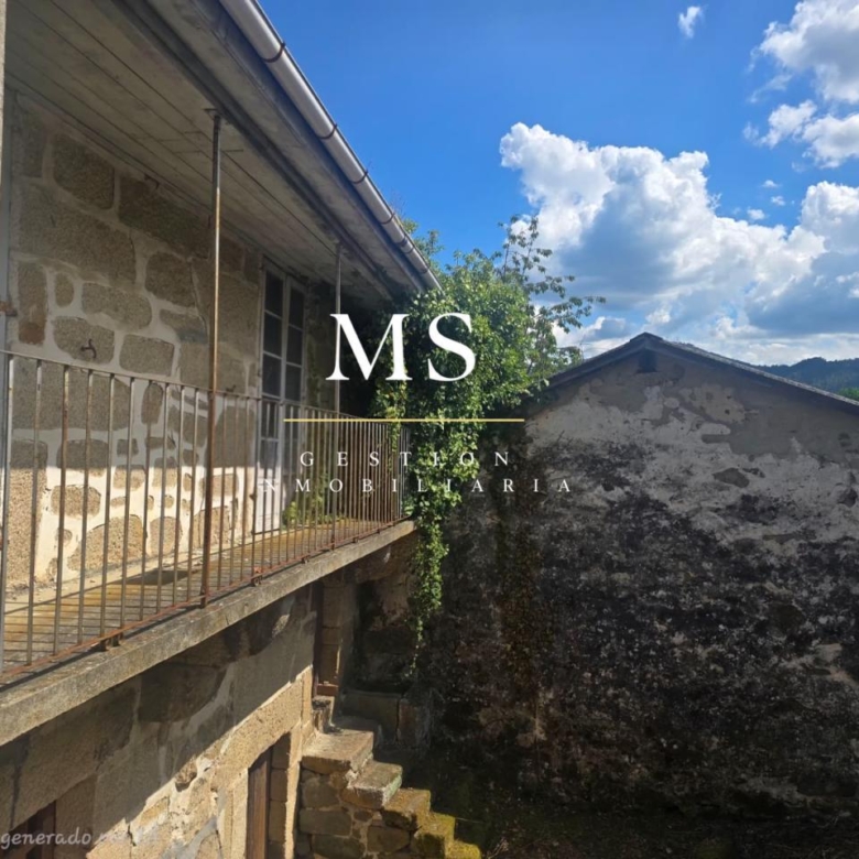 Casa de piedra de 1902 para rehabilitar en Ribadavia, con galería y vistas al río Miño