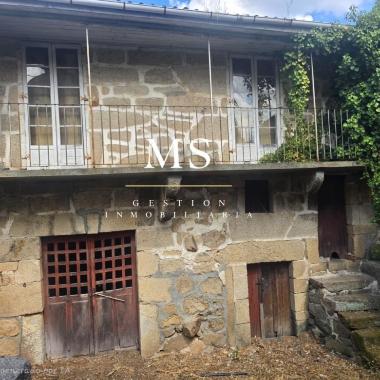 Casa de piedra de 1902 para rehabilitar en Ribadavia, con galería y vistas al río Miño