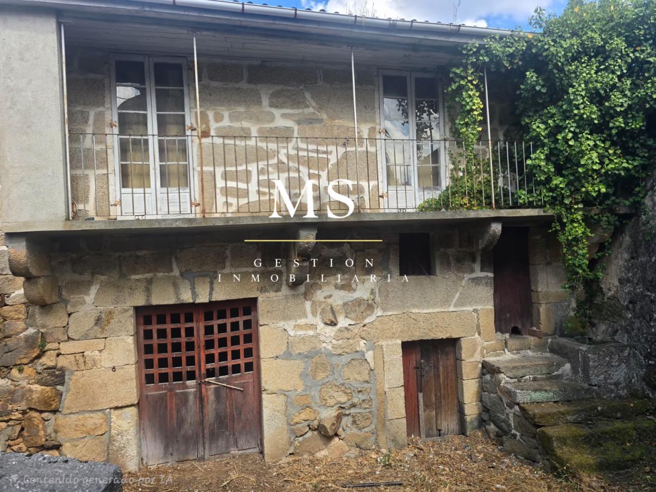 Casa de piedra de 1902 para rehabilitar en Ribadavia, con galería y vistas al río Miño