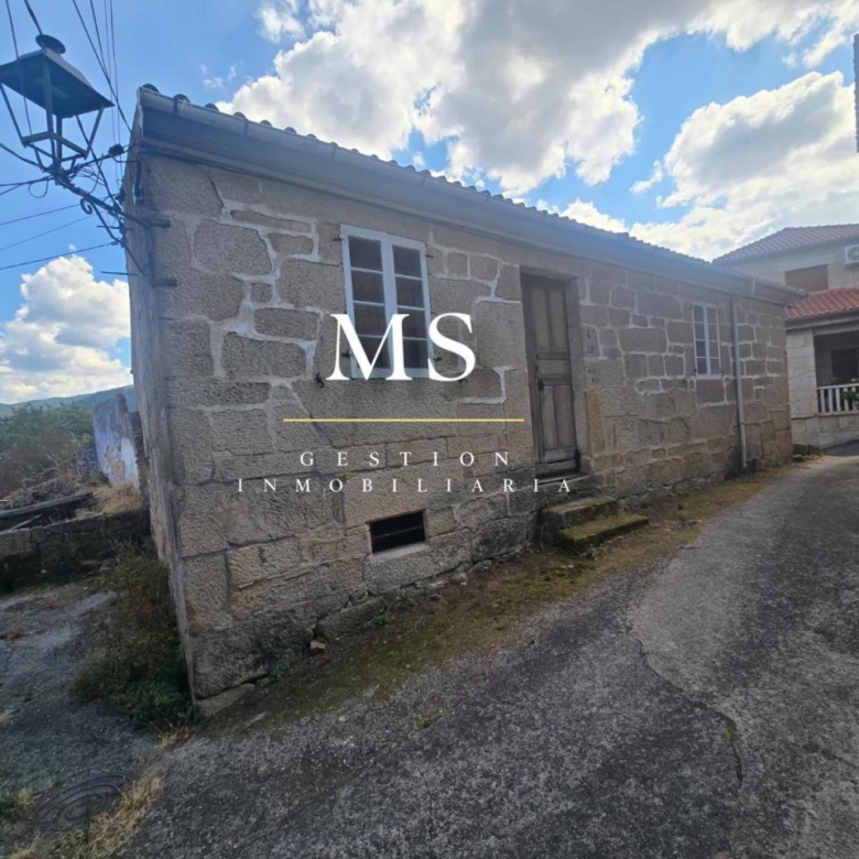 Casa de piedra de 1902 para rehabilitar en Ribadavia, con galería y vistas al río Miño