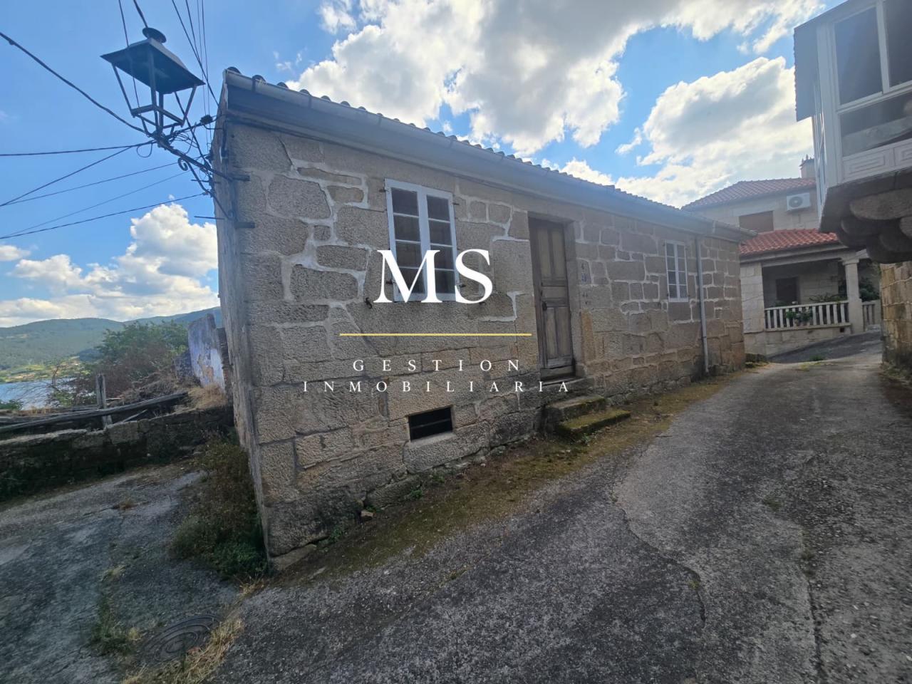 Casa de piedra de 1902 para rehabilitar en Ribadavia, con galería y vistas al río Miño