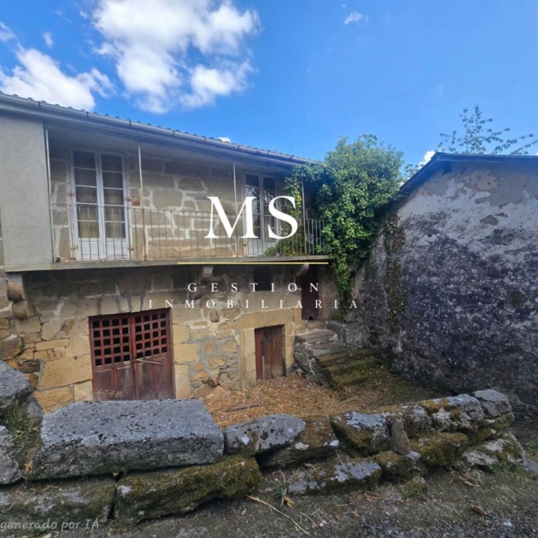 Casa de piedra de 1902 para rehabilitar en Ribadavia, con galería y vistas al río Miño