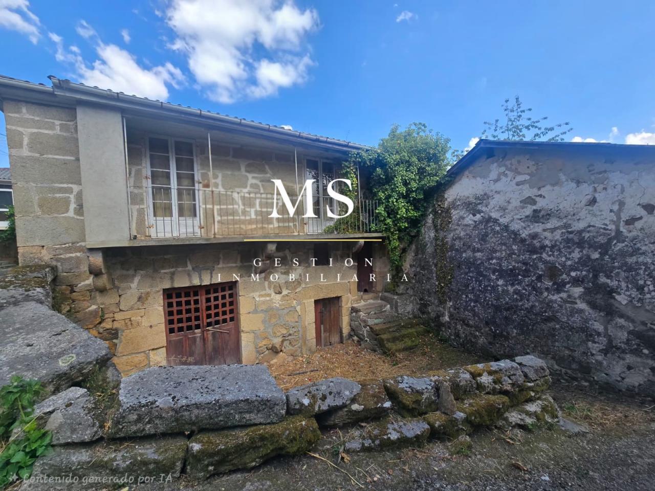 Casa de piedra de 1902 para rehabilitar en Ribadavia, con galería y vistas al río Miño