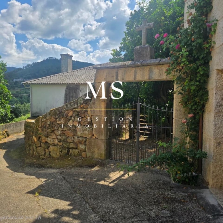 Casa de piedra de 1960 para rehabilitar en la Zona de Ribadavia, con patio y singular entrada de cantería.