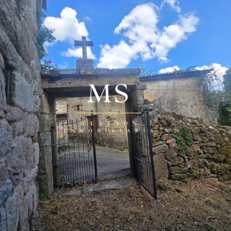 Casa de piedra de 1960 para rehabilitar en la Zona de Ribadavia, con patio y singular entrada de cantería.