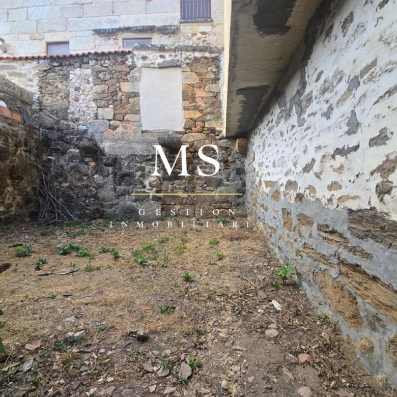 Casa de piedra de 1960 para rehabilitar en la Zona de Ribadavia, con patio y singular entrada de cantería.